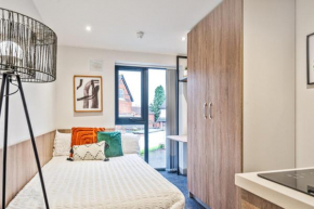Modern Studio Apartment with Free Parking in Wolverhampton 5min walk to City Centre
